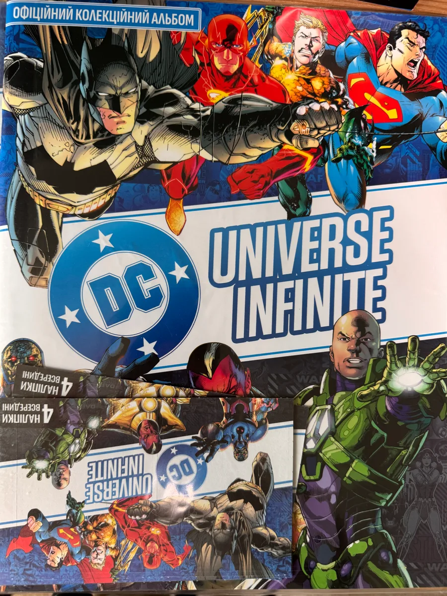 Офіційний колекційний альбом DC UNIVERSE INFINITE з АТБ у плівці, видно пак наліпок