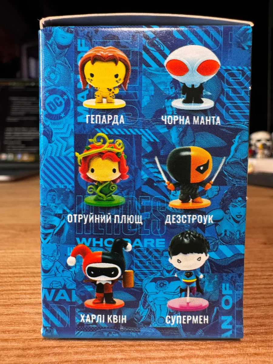 Бік коробки фігурки DC з АТБ: Гепарда, Чорна Манта, Отруйний Плющ, Дезстроук, Харлі Квінн, Супермен