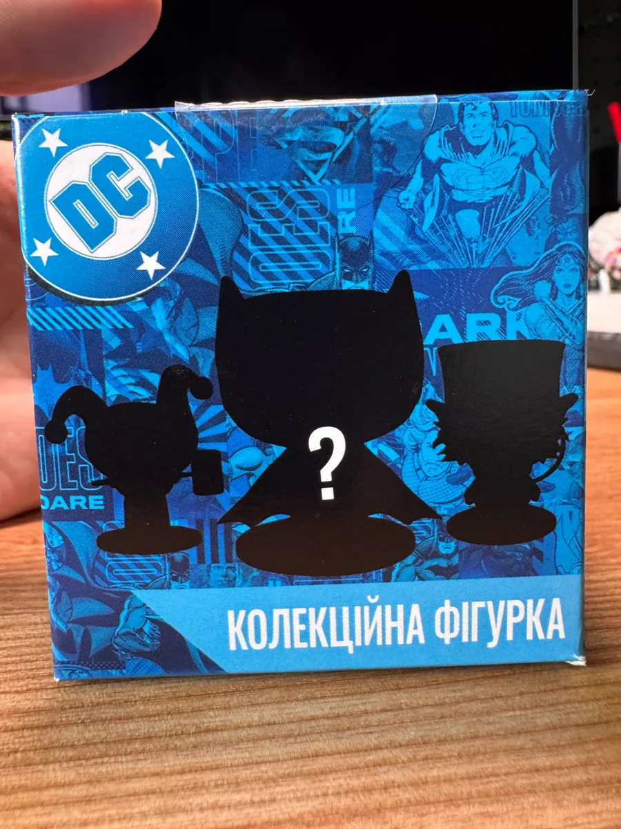 Коробка «Колекційна фігурка» DC з АТБ із силуетами й знаком питання