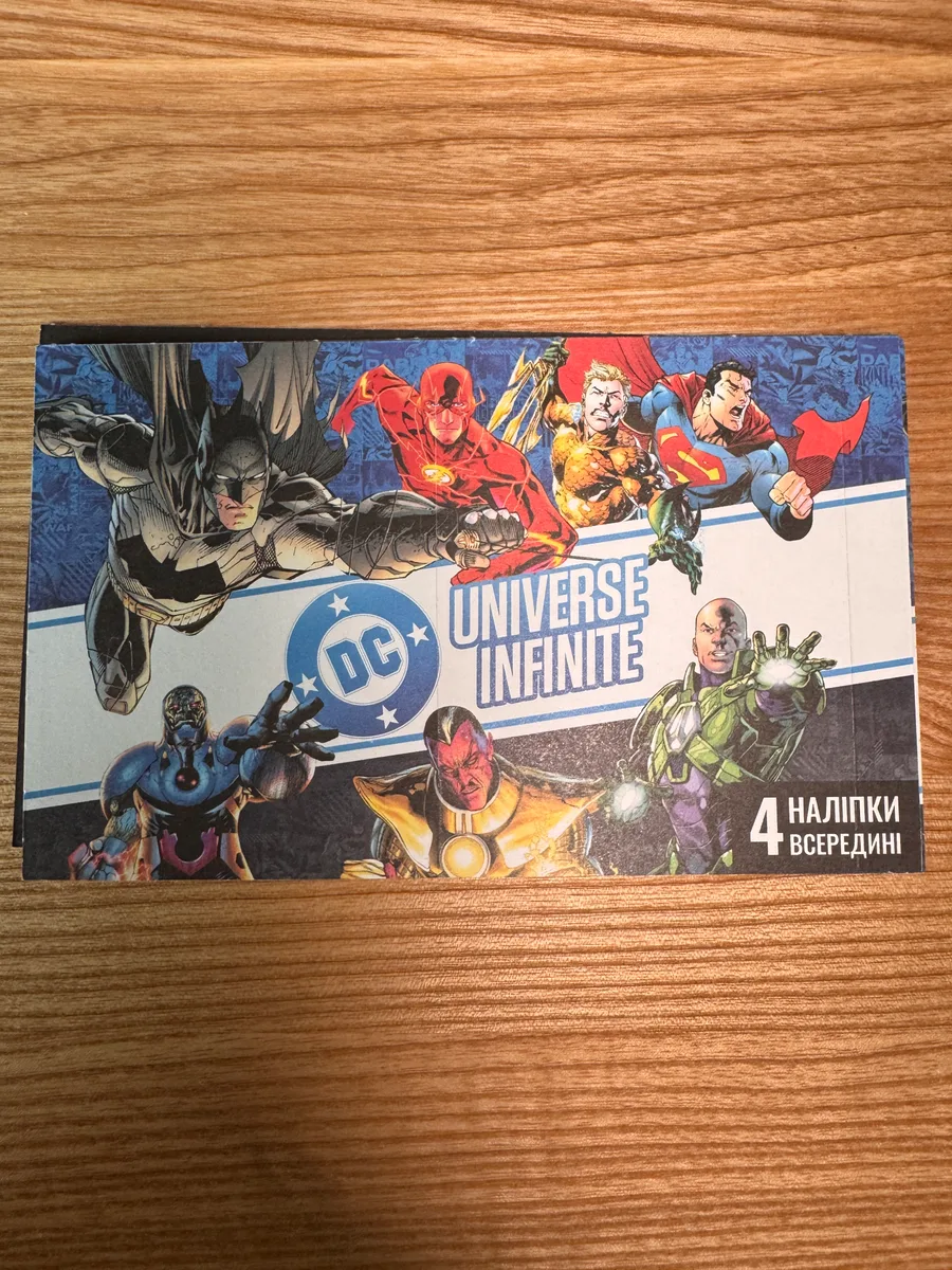 Пак наліпок DC UNIVERSE INFINITE з АТБ, лицьовий бік: «4 наліпки всередині»